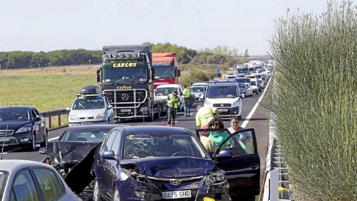 Accidente en la Autovía de Castilla, a la altura de Geria, en Valladolid.-J. M. Lostau