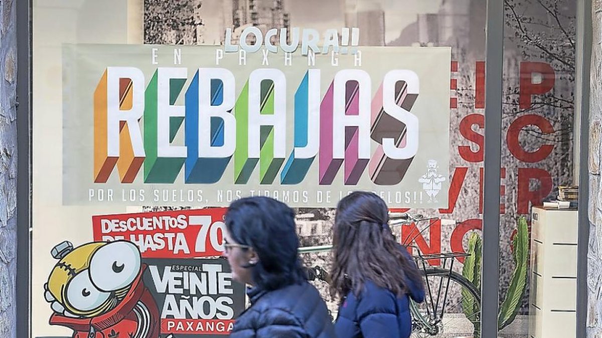 Un escaparate del centro luce el cartel de rebajas.-PABLO REQUEJO