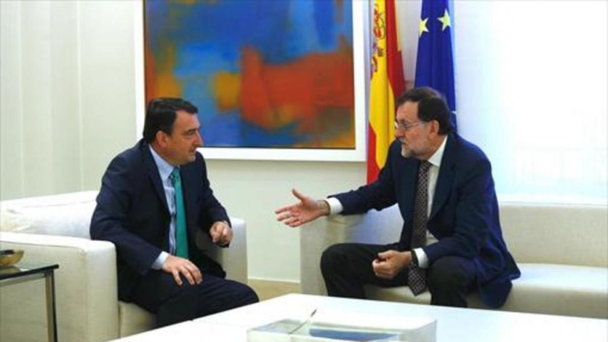 Rajoy, con el portavoz del PNV en el Congreso, Aitor Esteban, el pasado julio.-/ DAVID CASTRO