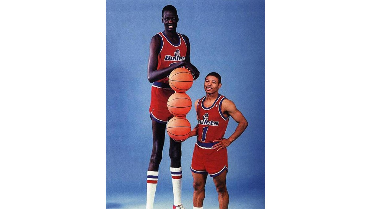 Manute Bol y Tyrone Bogues.-NBA