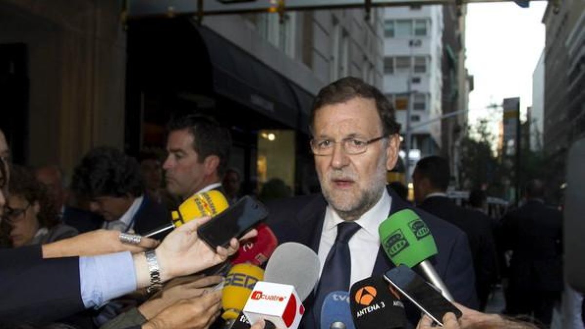 Rajoy atiende a los medios, el domingo, a su llegada al hotel donde se aloja en Nueva York.-EFE / MIGUEL RAJMIL
