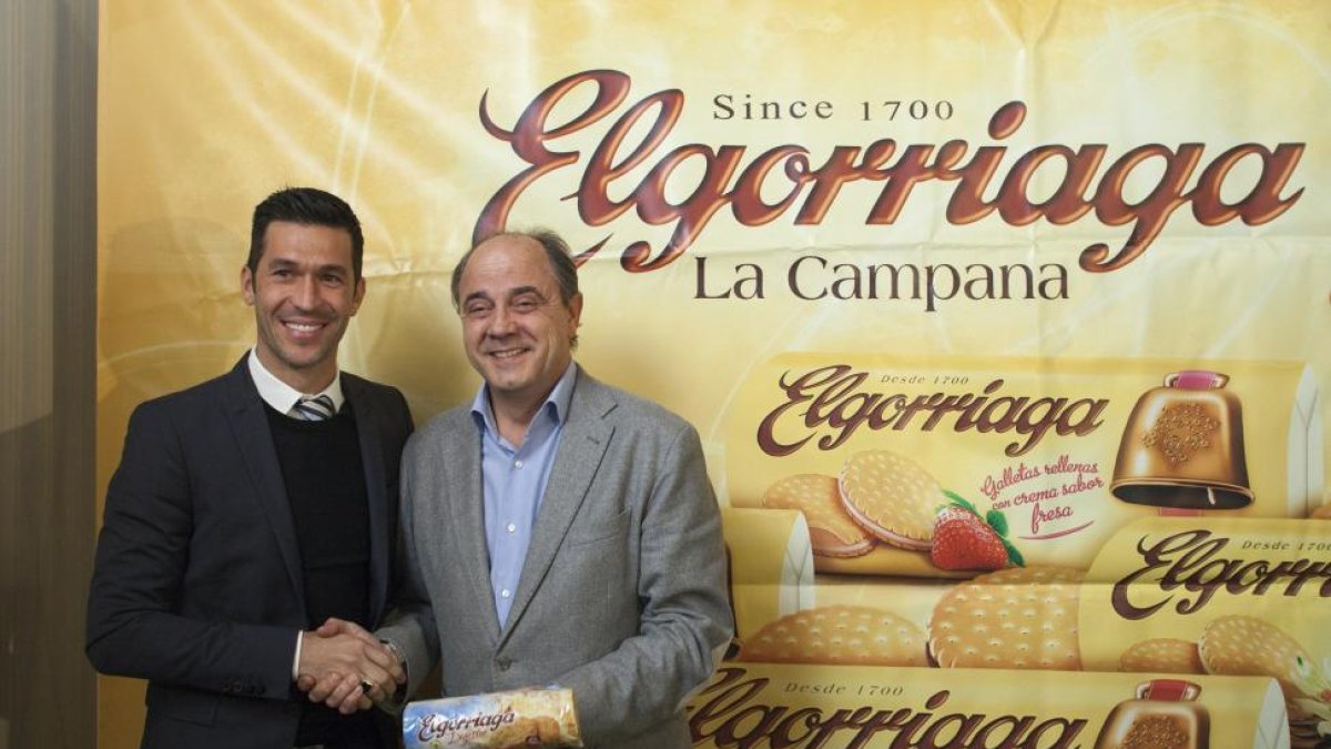 Los nuevos propietarios de la fábrica de chocolate de Elorriaga presentan su proyecto. De I. a D. el exfutbolista del Barcelona y el Atlético de Madrid, Luis García y el propietario de Energy Shot, José Antonio García.-ICAL