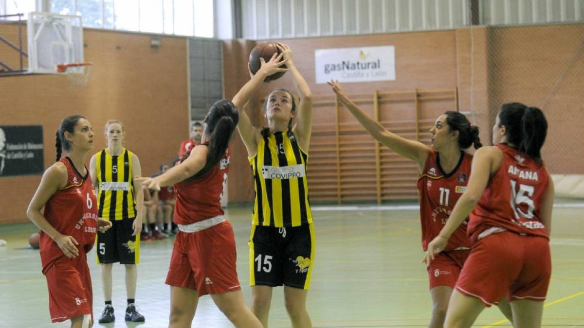 La jugadora de San Isidro, Lara Suárez, arma el brazo para lanzar.-Marta Fernández