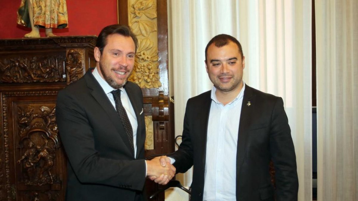 El alcalde de Valladolid, Óscar Puente, mantiene un encuentro con el regidor de Tarrasa, Jordi Ballart i Pastor, sobre remunicipalización de los servicios públicos-ICAL