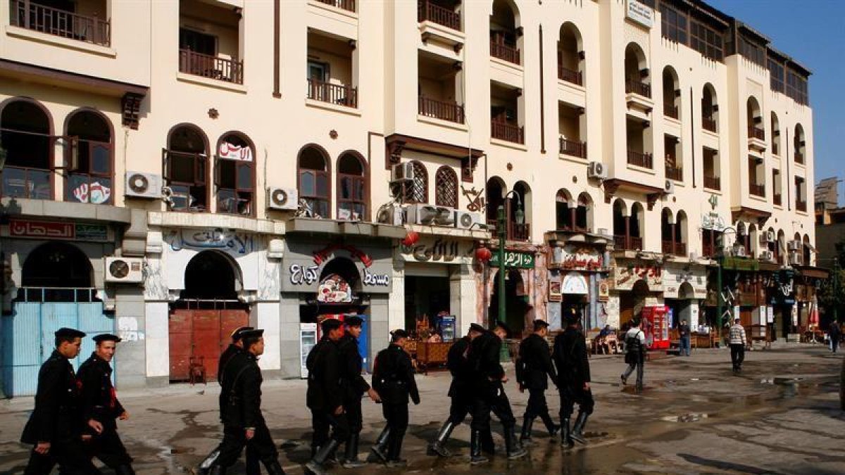 Policías egipcios patrullan cerca de una mezquita en El Cairo, Egipto.-EFE/Archivo