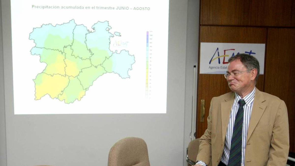 El delegado de la AEMET en Castilla y León, José Pablo Ortiz de Galisteo (I), y el jefe del Grupo de Prevención y Vigilancia, Juan Pablo Álvarez (D) presentan el resumen del verano, la situación del balance hídrico y la predicción estacional para el otoño-Ical