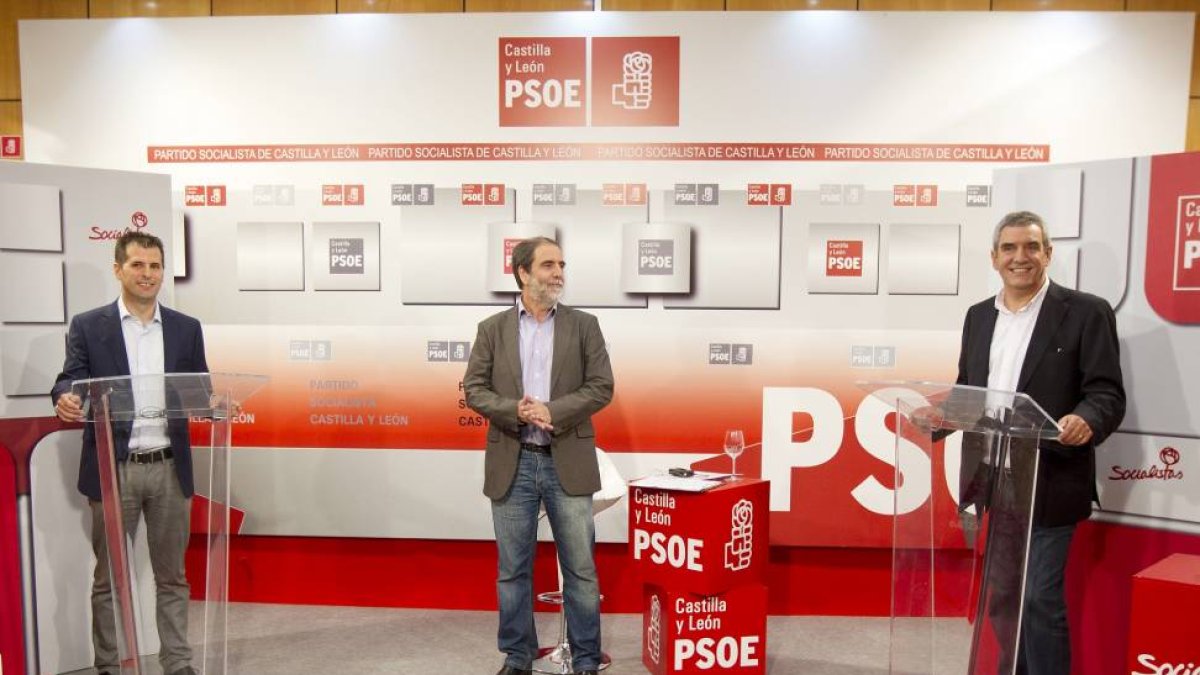 Luis Tudanca y Julio Villarrubia en los instantes previos al inicio del dabate-J.M.Lostau