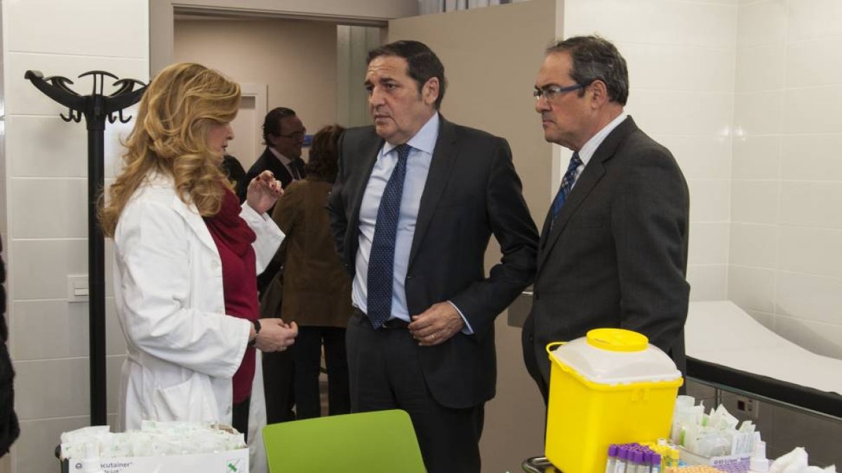 El consejero de Sanidad, Antonio María Sáez, visita el nuevo centro de salud de Lerma, acompañado por la coordinadora del centro de Lerma, María Victoria González, y el delegado de la Junta de CYL en Burgos, Baudilio Fernández Mardomingo-Ical