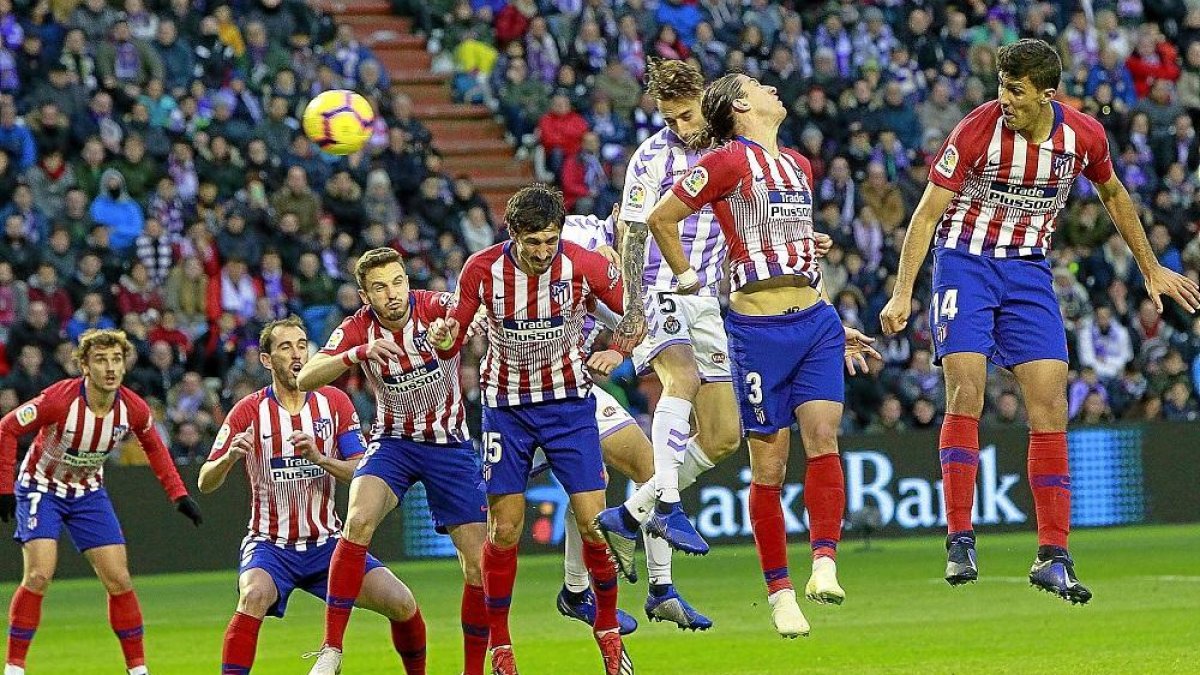 Calero logró con este cabezazo el primer gol del Valladolid la pasada temporada.-J. M. LOSTAU