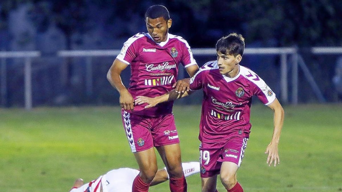 Toni, a la derecha junto a Luis Suárez, en el partido frente al Rayo.-J. M. LOSTAU