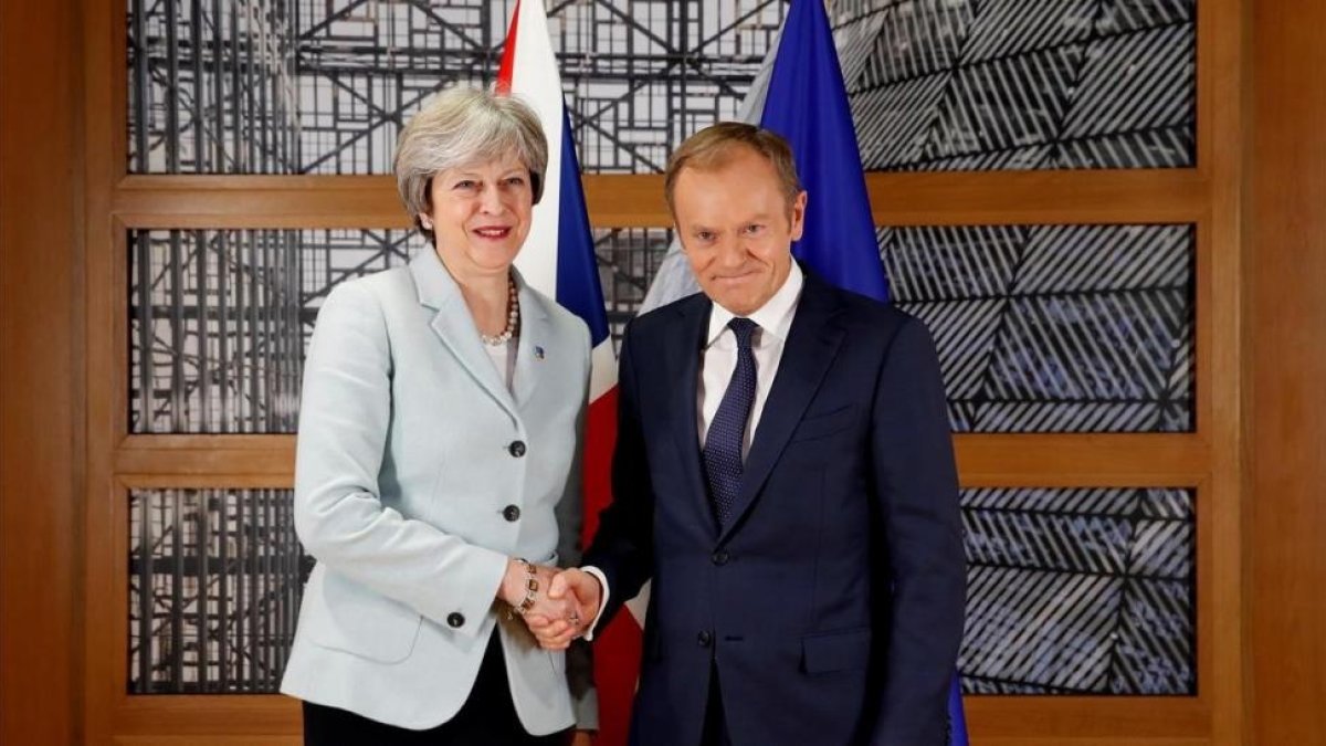 Theresa May (izquierda) con Donald Tusk, en Bruselas, este viernes 24 de noviembre.-EFE / CHRISTIAN HARTMANN