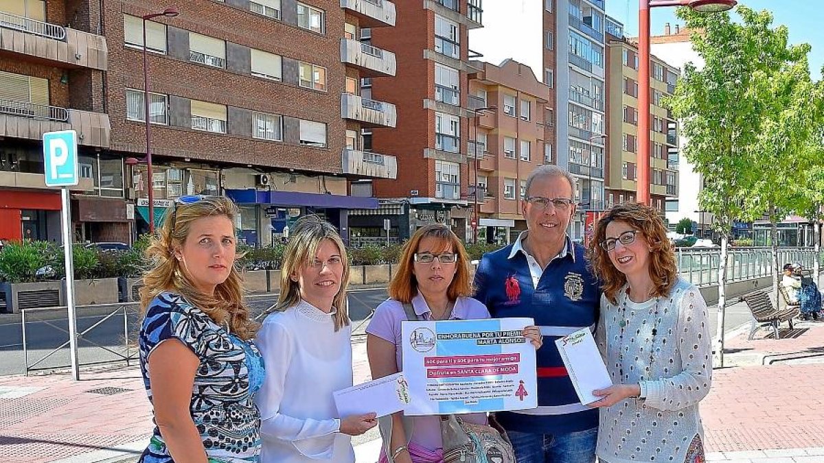 Representantes de los comerciantes de Santa Clara entregan el premio de 50 euros a la ganadora del sorteo.-E. M.
