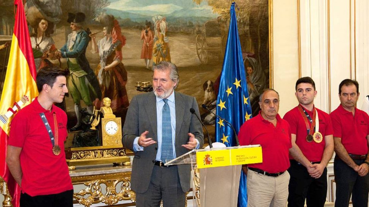 El ministro de Educación, Cultura y Deporte, Íñigo Méndez de Vigo, recibe a los alumnos españoles galardonados en campeonatos WorldSkills 2015, celebrados en la localidad brasileña de Sao Paulo, en los que participan alumnos de Valladolid y Zamora-Ical