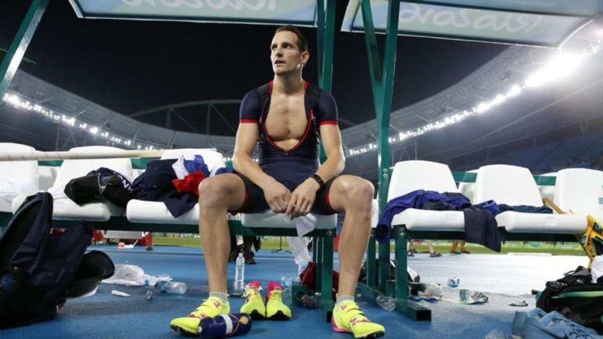Lavillenie intenta digerir la derrota en el Estadio Olímpico de Río.-EFE / DIEGO AZUBEL