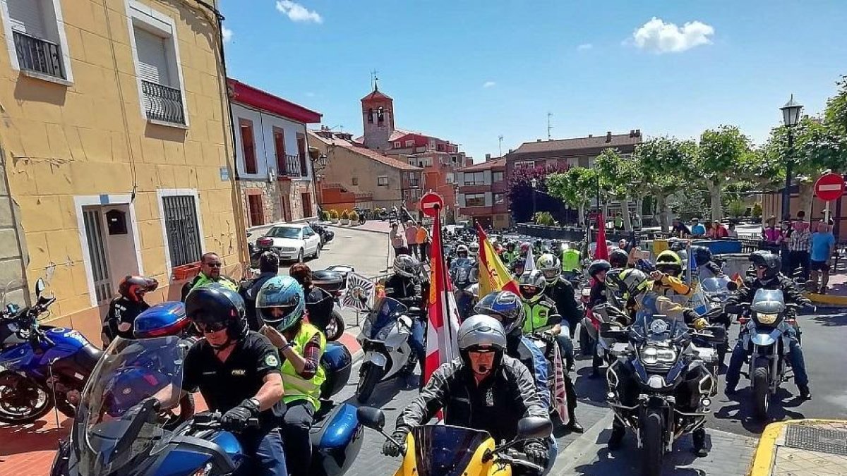 Las calles de Zaratán sirvieron para que más de 400 motoristas exigiesen mejoras de condiciones.-E.P.