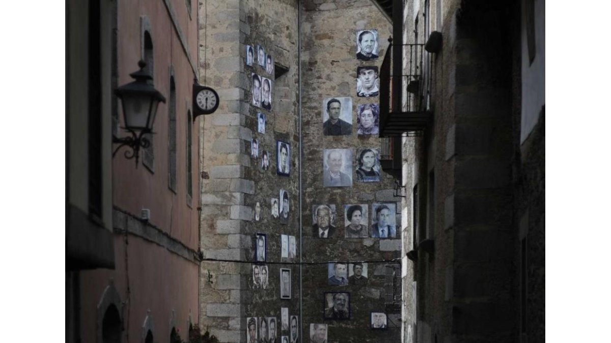 Fachada de la iglesia y de una vivienda-ENRIQUE CARRASCAL