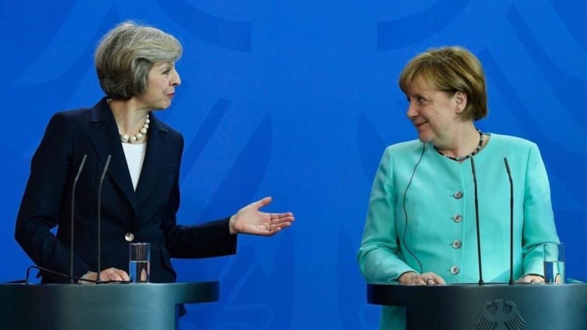 Theresa May y Angela Merkel en Berlín.-AFP / TOBIAS SCHWARZ
