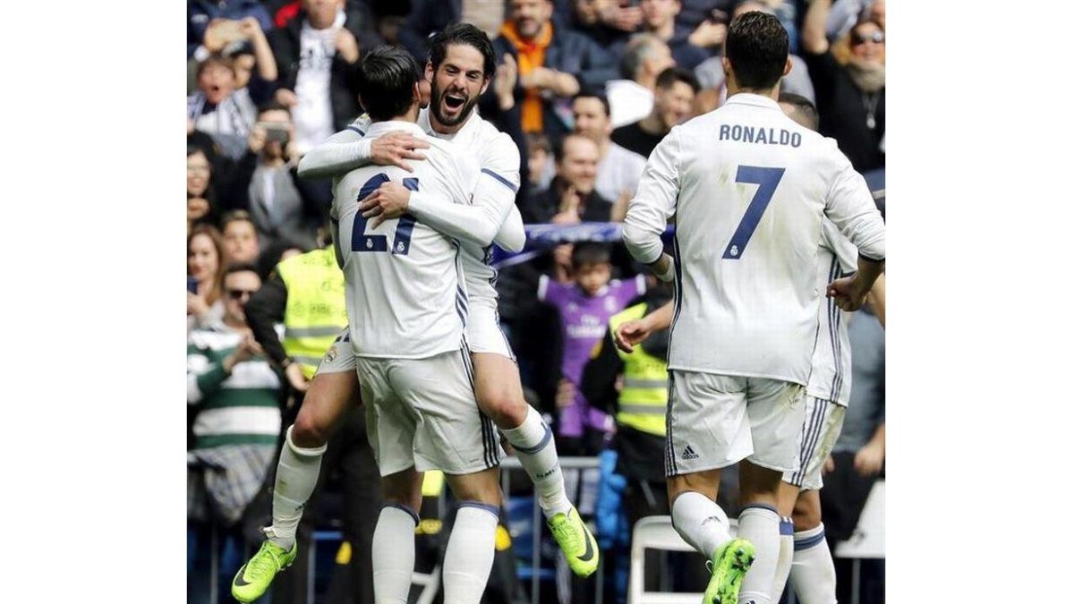 El delantero del Real Madrid Morata (de espalda) celebra su gol con su compañero el centrocampista Isco, primero para el equipo, durante el partido correspondiente a la 23 jornada de Liga contra el Espanyol.-EFE
