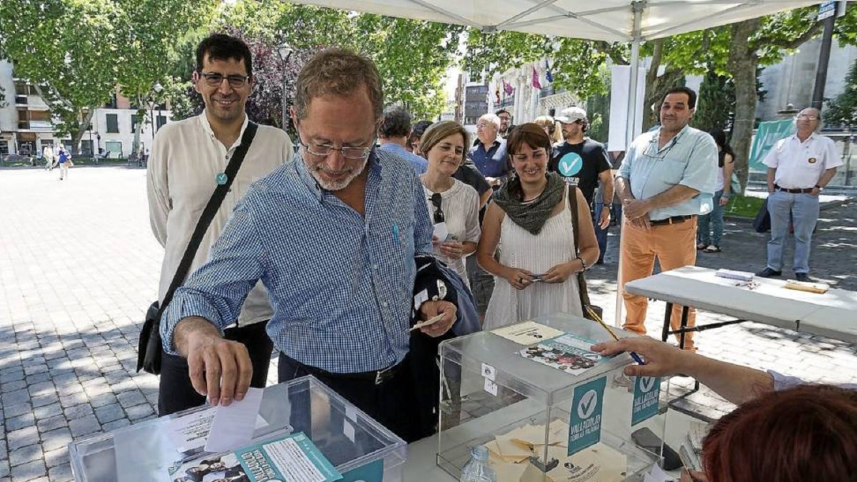 Manuel Saravia, vota en presencia de Alberto Bustos, Rosalba Fonteríz y María Sánchez.-M.Á.S.