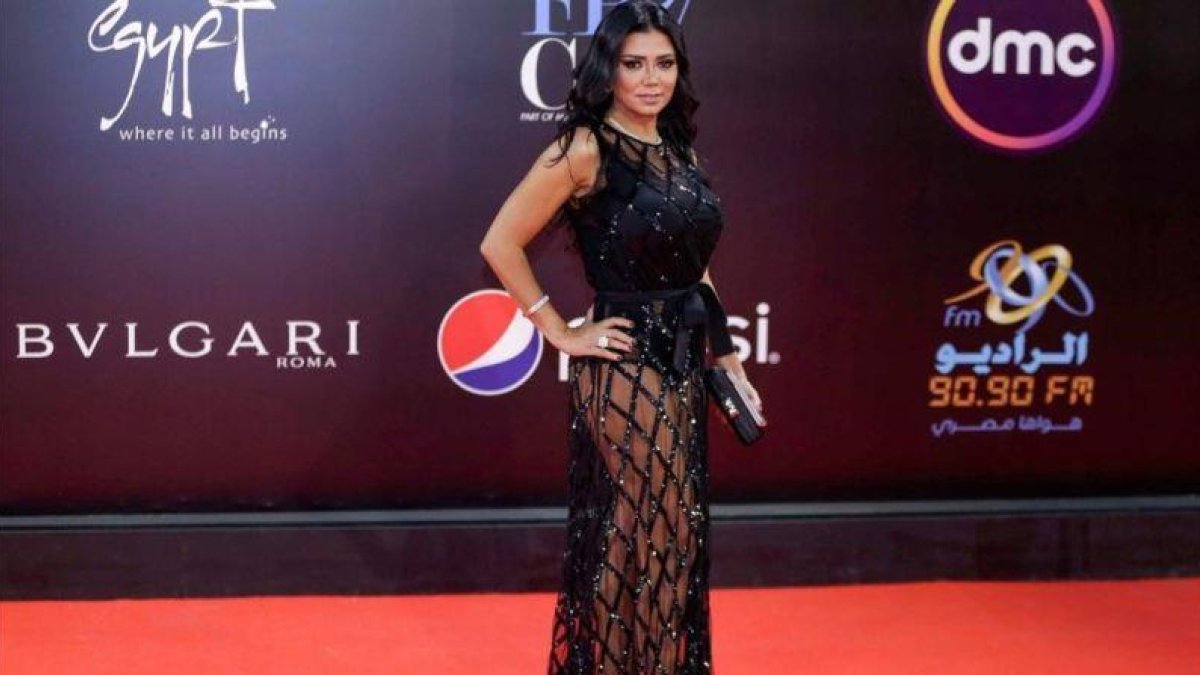 La actriz egipcia Rania Yussef posa en la alfombra roja del Festival de Cine de El Cairo.-AFP / SUHAIL SALEH