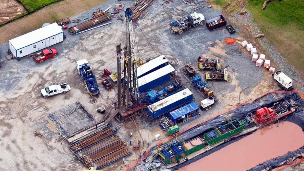 Un pozo de extracción de gas con la técnica de la fractura hidráulica, mientras se instala.-ECB