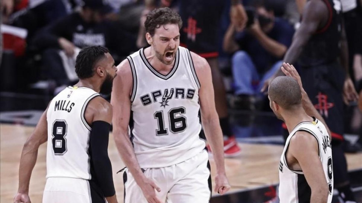 Pau Gasol junto a Tony Parker y Patty Mills durante el segundo encuentro Spurs-Rockets.-EFE