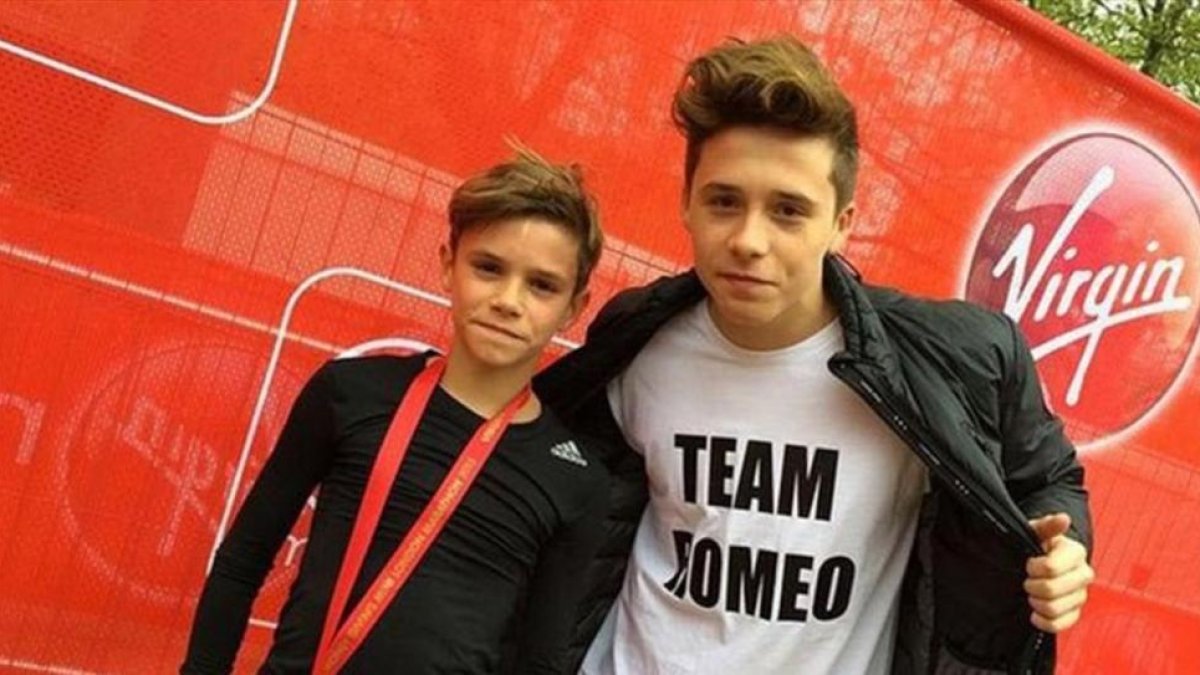 Cruz Beckham posa con su hermano mayor, Brooklyn.-INSTAGRAM