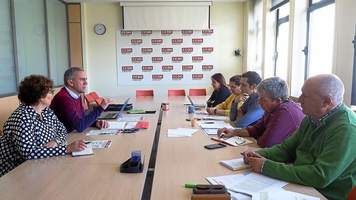 El secretario general de CCOO Andrés, y el candidato socialista al Congreso, Izquierdo, en un encuentro de trabajo.-ICAL