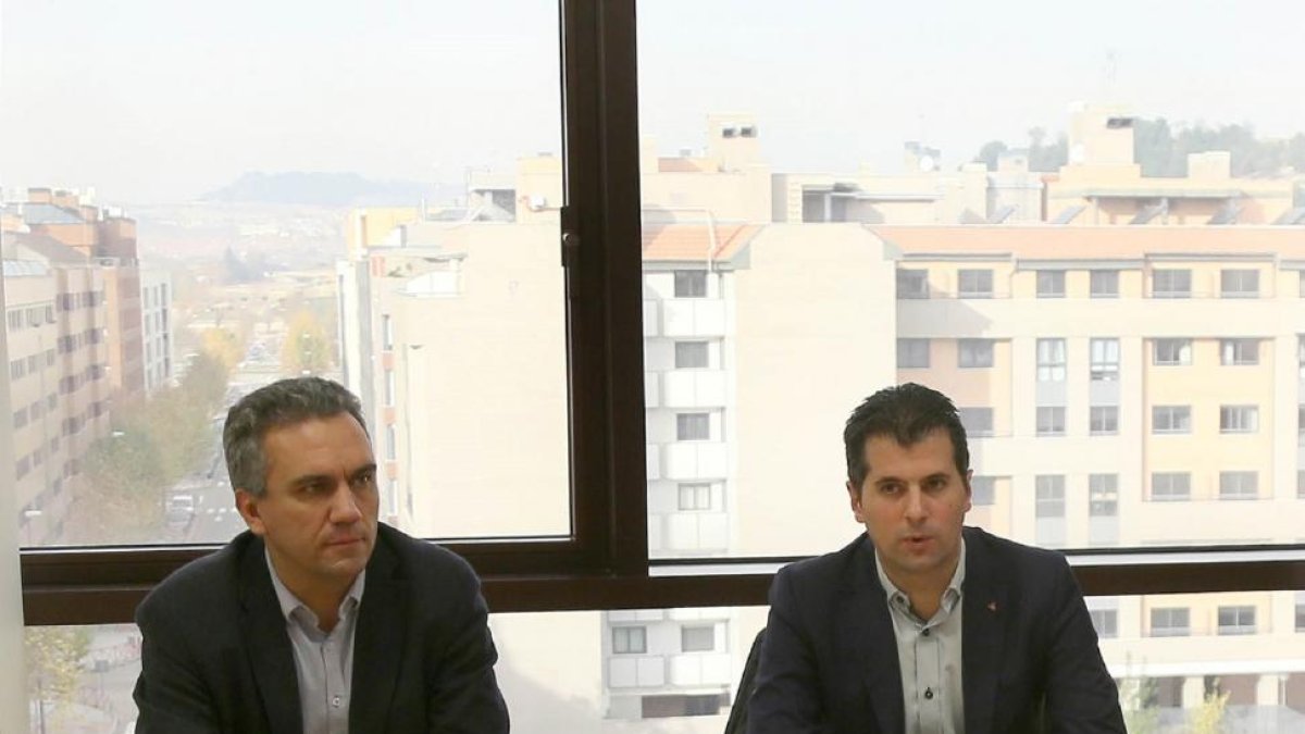 El portavoz del Grupo Socialista de las Cortes y secretario autonómico del PSOE, Luis Tudanca, y el secretario provincial, Javier Izquierdo, se reúnen con el comité de empresa de Macrolibro-Ical