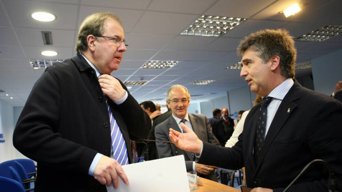 El presidente autonómico del PP, Juan Vicente Herrera, e Ignacio Cosidó en la reunión del Comité Ejecutivo del Partido Popular de Castilla y León-Ical