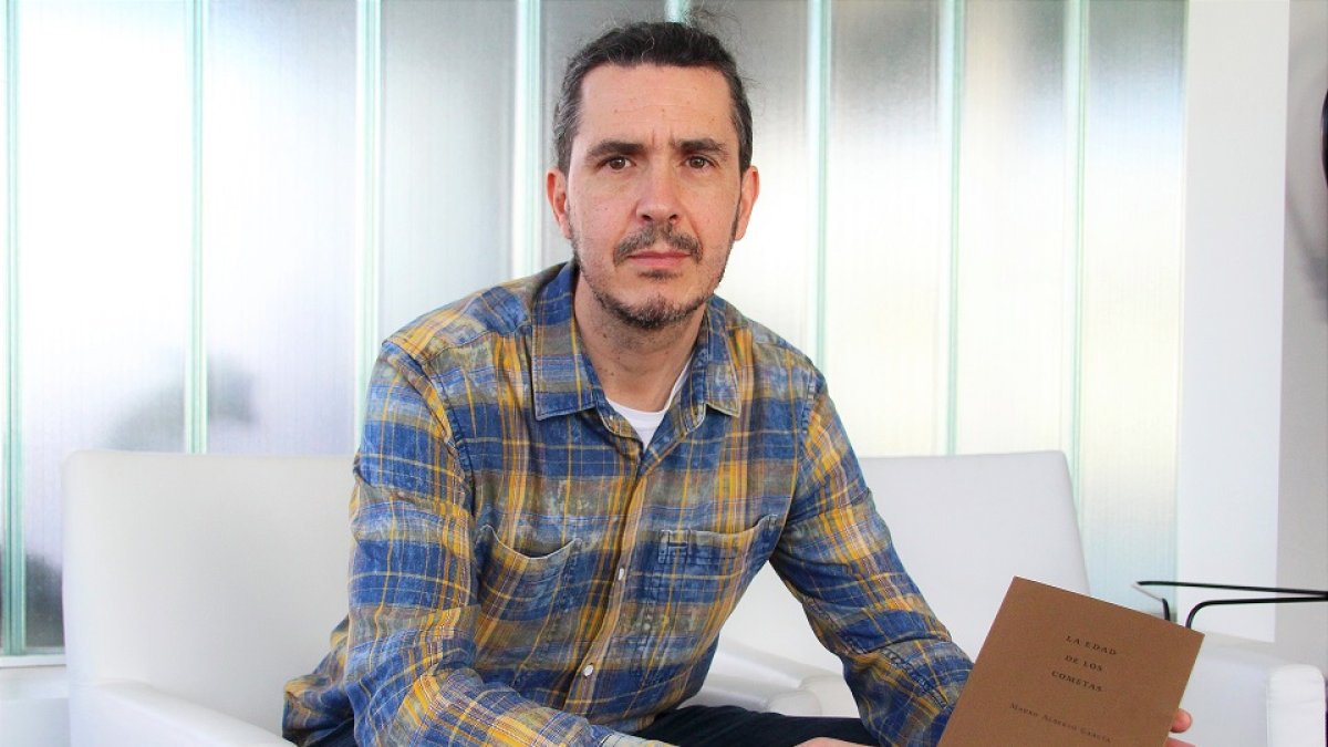 Mauro Alberto García posa con su último poemario. - SAMUEL TEJEDA