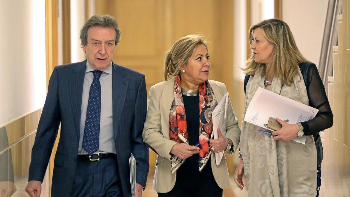 José Antonio deSantiago-Juárez, Rosa Valdeón y Pilar del Olmo antes de la rueda de prensa del Consejo de Gobierno .-ICAL