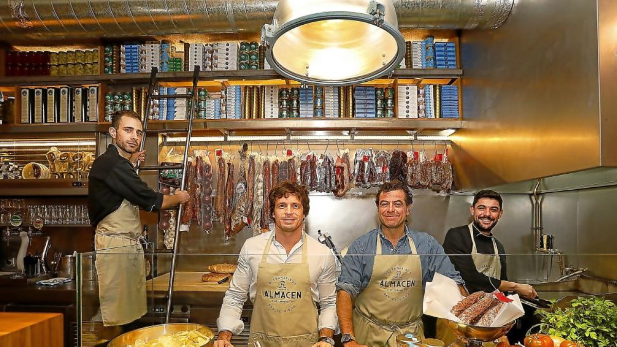 De i a d: Ignacio Lora, Diego Álvarez, Óscar Garrote e Israel García sonríen en la barra del Almacén de Campanas.-J.M.LOSTAU