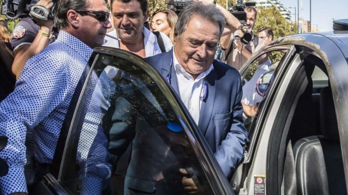 El expresidente de la Diputación de Valencia Alfonso Rus, este viernes, a la salida de los juzgados.-MIGUEL LORENZO