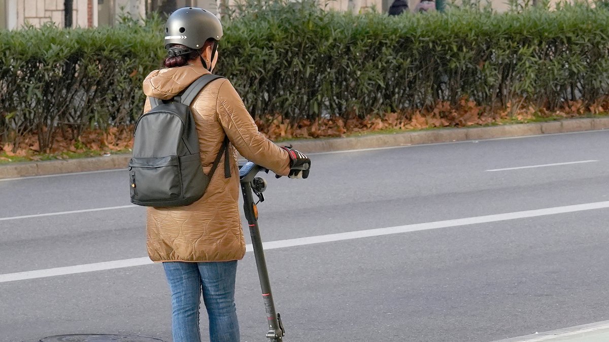 Una persona circulan en patinete por un carril bici - J.M. LOSTAU