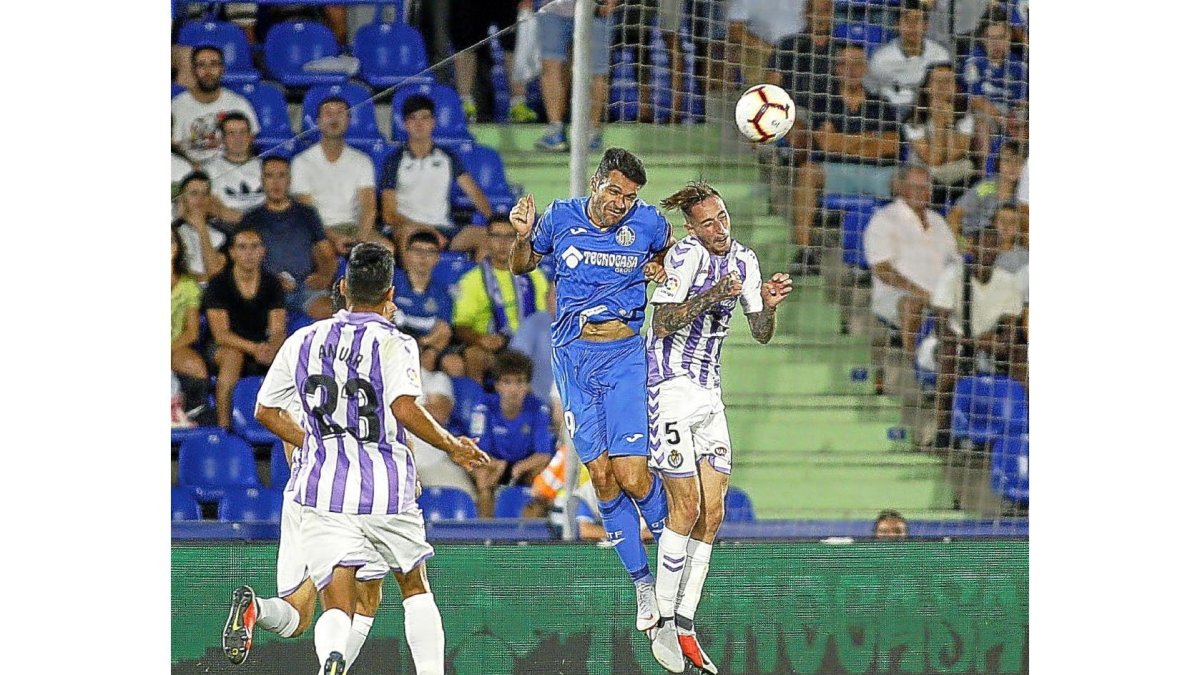 Calero lucha por un balón aéreo contra Ángel.-PHOTO-DEPORTE