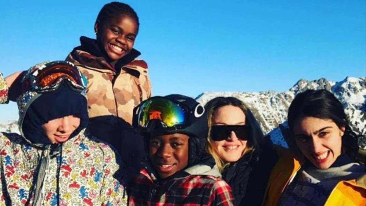 Madonna, con sus cuatro hijos en los Alpes.-INSTAGRAM