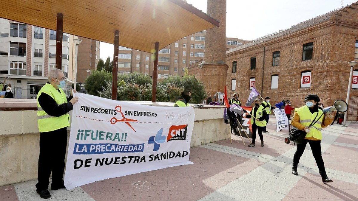 Miembros de la CNT minutos antes de que comenzara la concentración contra la precariedad sanitaria. ICAL