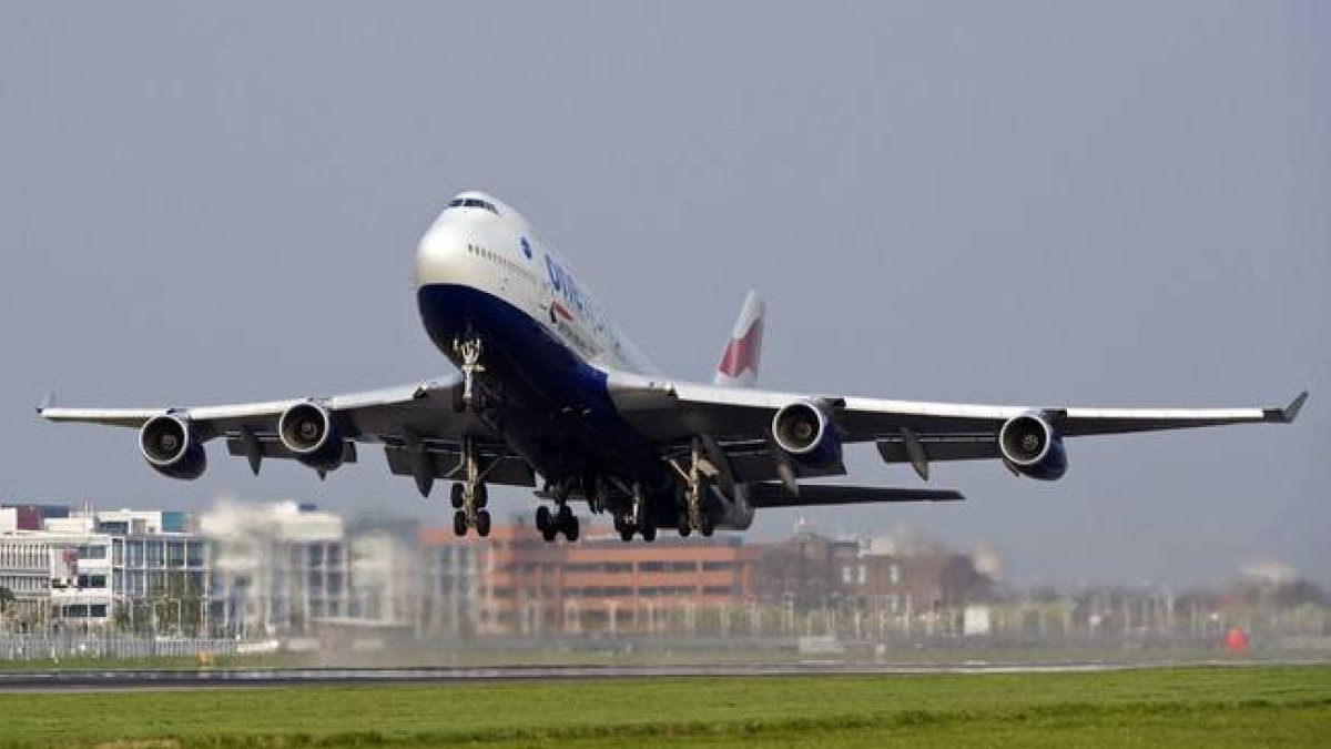 Un Boeing 747 de la compañía British Airways despega del aeropuerto de Heathrow en un vuelo de prueba.-Foto: STR/ AP