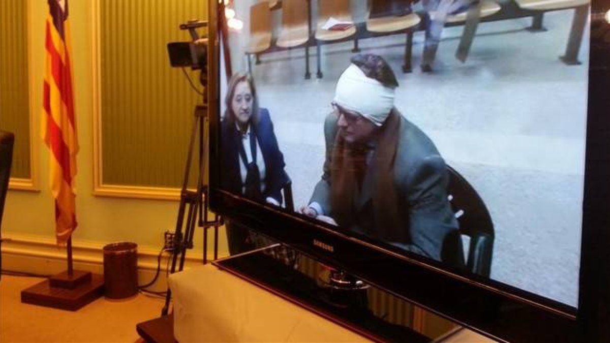 El expresidente balear Jaume Matas comparece por videoconferencia desde la prisión de Segovia en la comisión de investigación del parlamento balear, este viernes, 20 de febrero.-Foto: EL PERIÓDICO