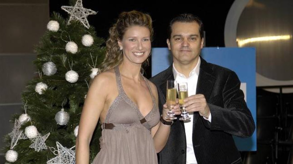 Anne Igartiburu y Ramón García, pareja de presentadores de la Campanadas de TVE en el 2006.-TVE