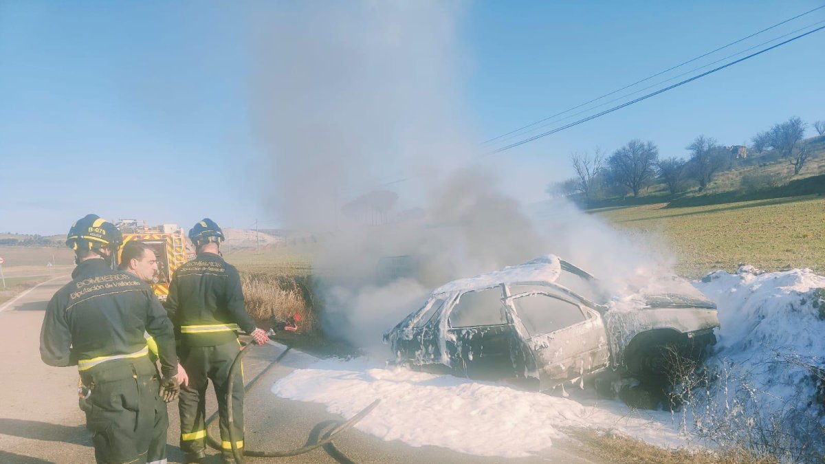 Accidente en Piñel de Abajo en el que una persona ha fallecido y otra ha resultado herida tras salirse de la carretera y arder su coche - E.M.