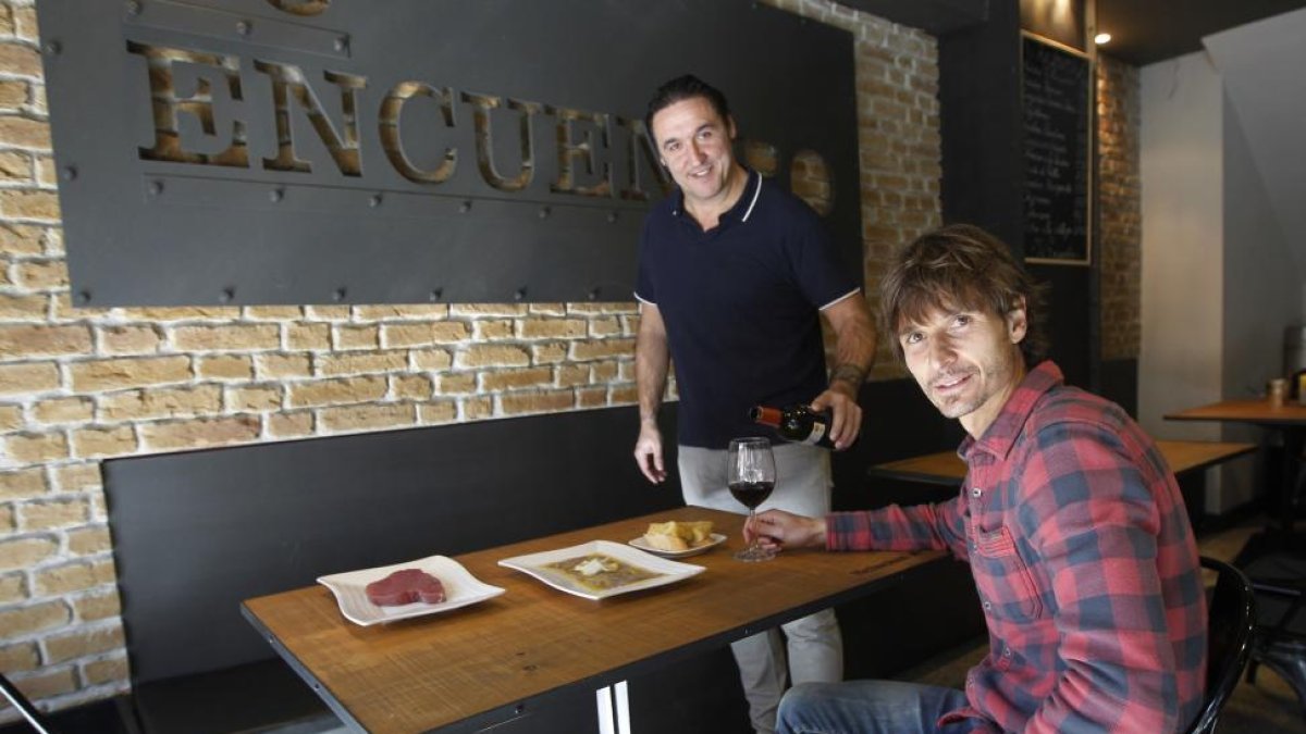 Santi Cuesta sirve a Álvaro Rubio una copa de Corral de Campanas, uno de los tintos de Toro favoritos del mediocentro.-J. M. LOSTAU
