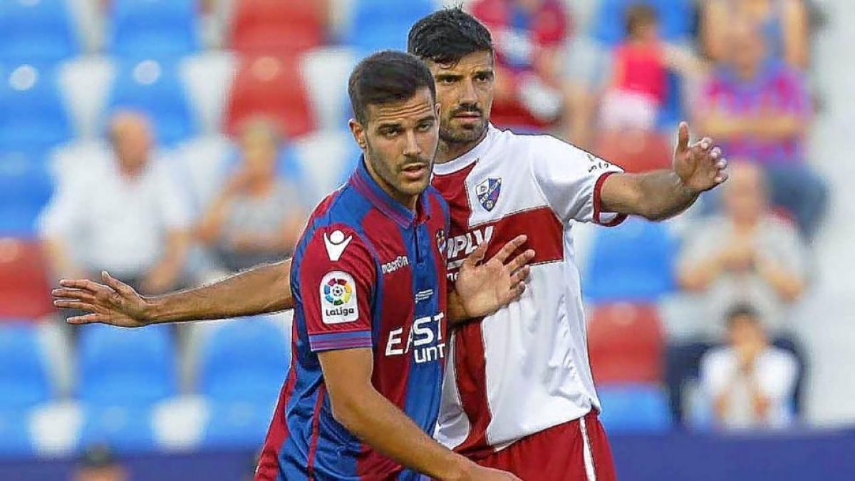Rober, en primer término, minutos antes de ser expulsado frente al Huesca el pasado sábado.-E. M.