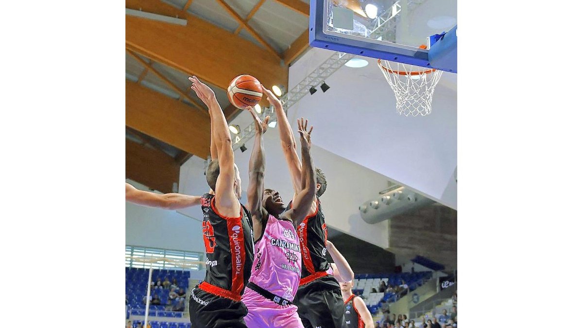 Tapón del B The Travel Brand a Frank Bartley en el partido disputado ayer en Palma.-LOF