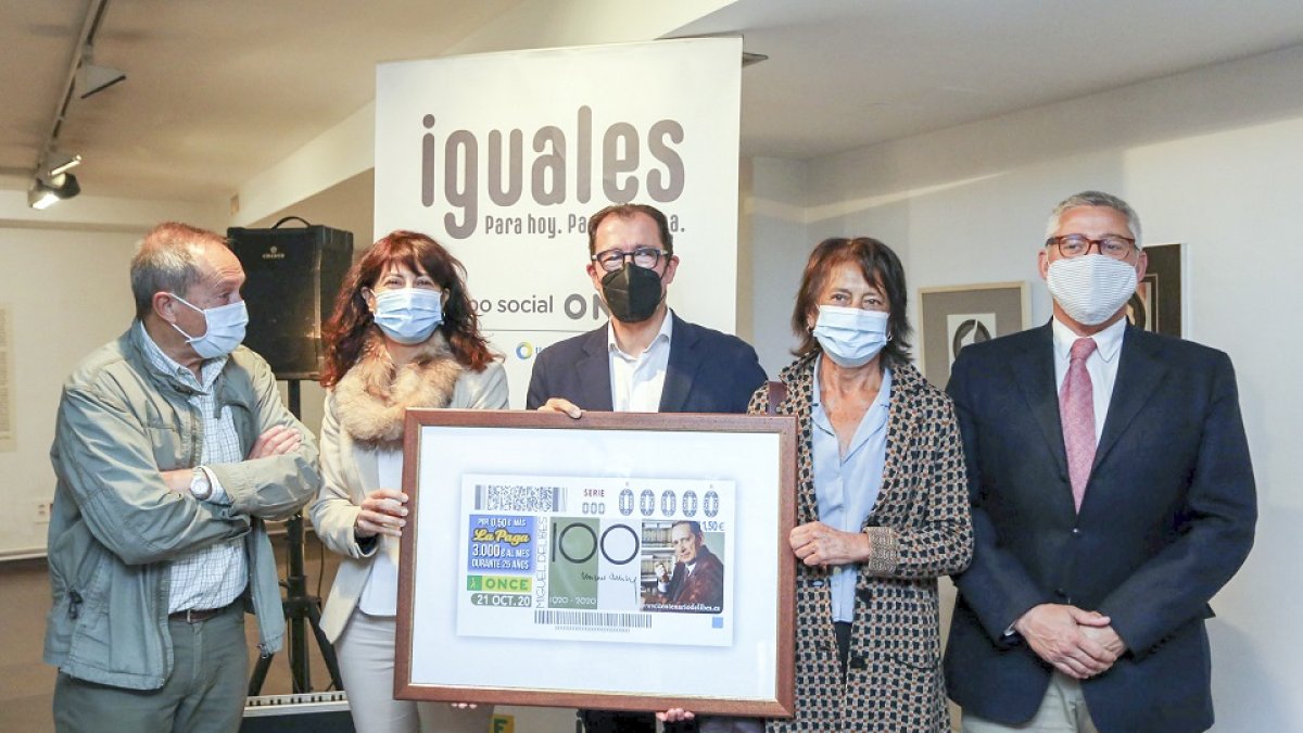 La concejala de Cultura y Turismo, Ana Redondo (2I), el delegado territorial de la ONCE, Ismael Pérez, y dos de los hijos de Miguel Delibes, Germán y Elisa Delibes, presentan el cupón de la ONCE conmemorativo del Centenario de Miguel Delibes.- ICAL