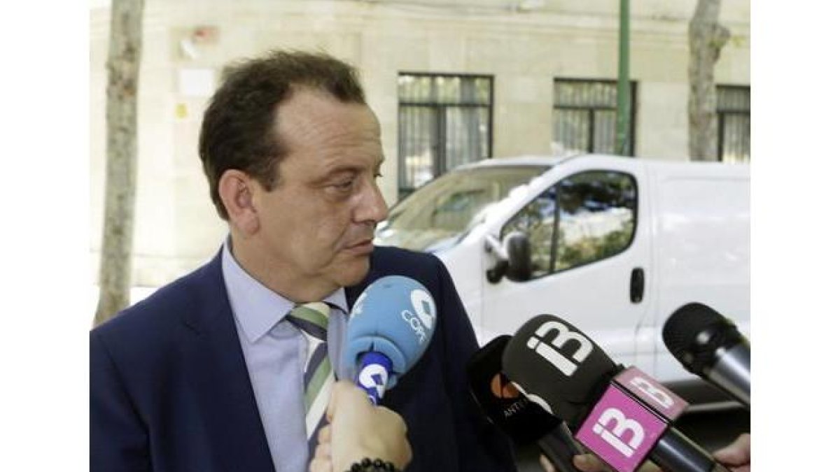 GRA140 PALMA DE MALLORCA, 25/06/2014.- El fiscal anticorrupción, Pedro Horrach, abandona la Fiscalia General tras conocer el auto de finalización de la instrución del caso Nóos. EFE/Monserrat T Diez-MONTSERRAT T DIEZ / EFE