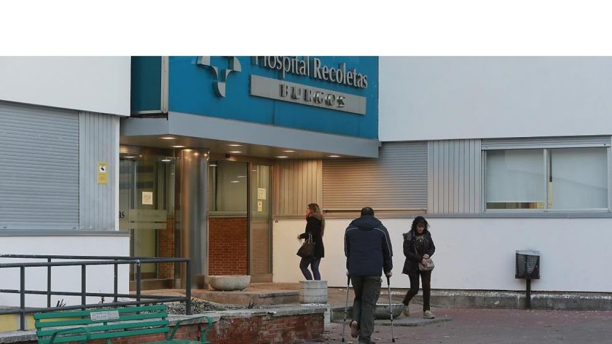 Entrada del hospital Recoletas de Burgos donde dio a luz la mujer de 64 años.-RAÚL G. OCHOA