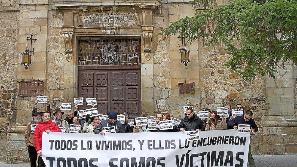 Los exseminaristas se concentran en la plaza Obispo DonMarcelo de Astorga para protestas contra la pederastia en la Iglesia.-ICAL