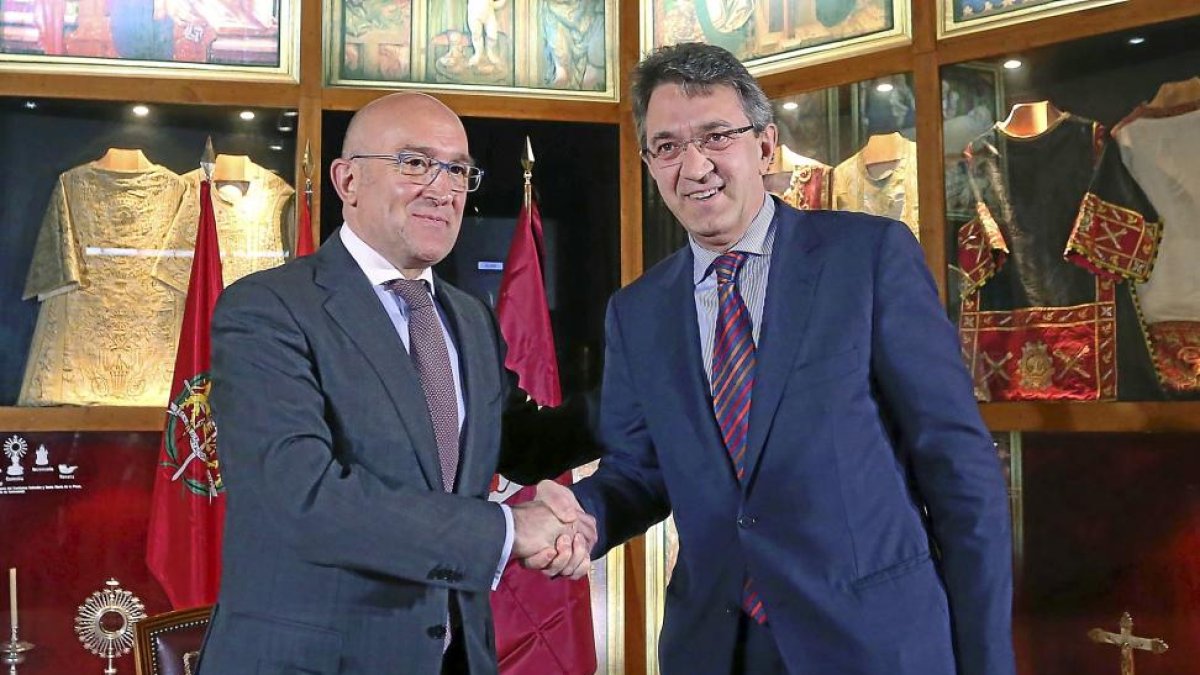 Los presidentes Jesús Julio Carnero y Juan Martínez Majo firmando un convenio de colaboración entre las diputaciones.-ICAL